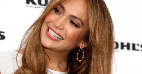 Vlasový trend: V roce 2023 hlásí návrat motýlí střih. Sluší každému tvaru obličeje