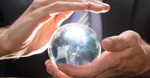 Nejúspěšnější žijící jasnovidec světa: V jeho vizích pro rok 2023 se objevuje palác v plamenech i pokračující ekonomická krize