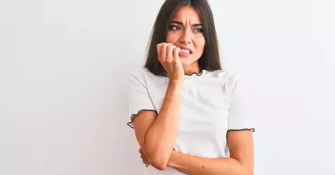 Váš mozek vás varuje: Tyto příznaky naznačují, že se blíží nervové zhroucení