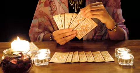Tarotová předpověď od kartářky na týden od 4. do 10. února: Kdy je třeba vyhnat kostlivce ze skříně a který den bude plný lásky?