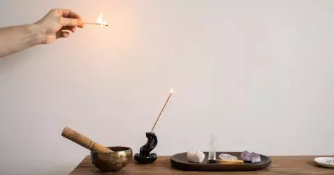 Běžné předměty v domácnosti, které hromadí negativní energii: Okamžitě je vyhoďte, činí vás neštastnymi. Jak snadno prostor vyčistit?