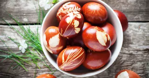 Galerie: Překrásná velikonoční vejce vytvořená pomocí přírody. Vyzkoušejte nejkrásnější velikonoční dekorace