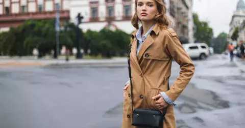 Jarním trendem je letos věčný trenčkot: Jak ho nosit podle elegantních Francouzek