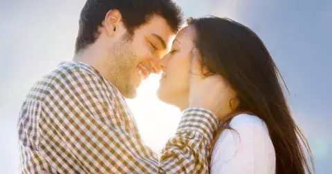 Kouzlo polibku: 4 důvody, proč se líbat