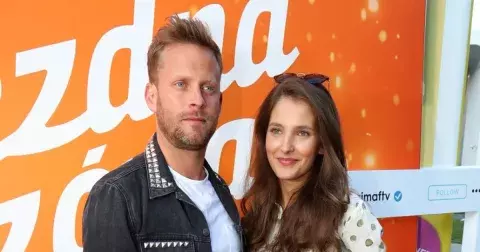 Po krachu s Agátou zažívá Jakub Prachař dokonalý vztah. Miminko s krásnou Sarou Sandevou by mělo přijít na podzim