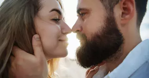 Častější líbání rovná se lepší sex