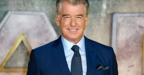 Vnučka agenta 007 Pierce Brosnana je hvězdou OnlyFans. Nejnovější fotografie v růžovém prádle odhalily téměř vše