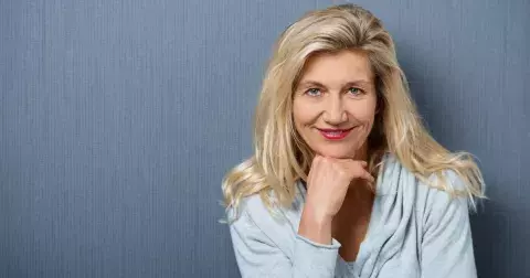 Vlasový trend: Účesy, které vypadají obzvlášť dobře na ženách nad 50 let. Vyzkoušejte mikádo jedné délky nebo pixie