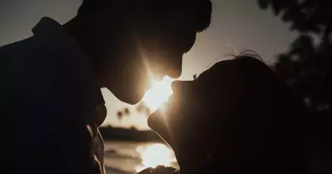 Druhy polibků a co znamenají - co vám chce partner pusou naznačit?