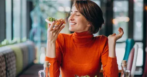 Počítat kalorie nemá smysl: Máme pro vás návod, jak zhubnout bez hladovění a ukázku správně sestaveného jídelníčku