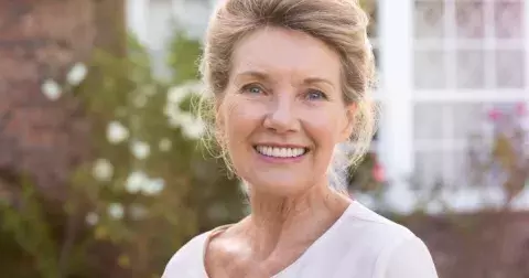 Účesy, které vás dělají starší: Uhlazené vlasy, nevhodná ofina a další nelichotivé střihy