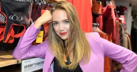 Lucie Vondráčková přišla o své pověstné kadeře. Dlouhé háro zpěvačce nahrazují příčesky