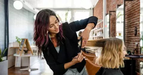 Trend vlasů 2023: Účes jako z 80. let! Vlčí střih je hitem číslo jedna