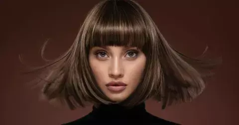 Trendy účes 2023: Shaggy bob sluší i ženám nad 50. Omladí vás a péče o něj je neuvěřitelně jednoduchá