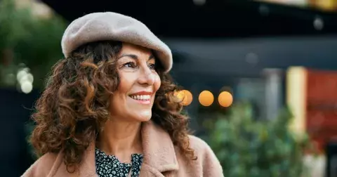 Nejkrásnější dlouhé účesy pro ženy nad 50: Omladí vás divoké kudrny i plážové vlny