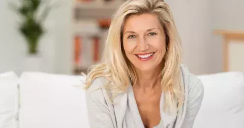 Ženy nad 50 trápí řídnutí vlasů: Naučte se culík, který vám zdvojnásobí objem za pár vteřin