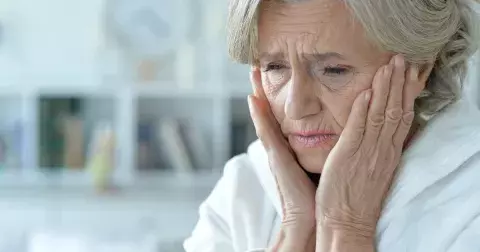 Věci, které denně děláme a ničíme si pleť: Vyvarujte se chyb, kvůli kterým stárneme rychleji