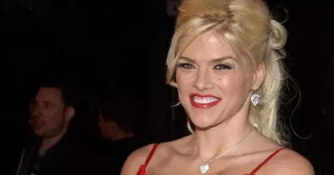 Z tohoto příběhu vám pukne srdce: Mladičká Anna Nicole Smith si vzala 89letého miliardáře. Tragicky zemřela ona i její syn