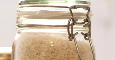 Máte ve skříni sklenici s rýží? Pokud ne, měli byste to napravit