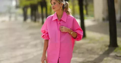 Oversize košile je absolutním hitem letošní sezony: Sluší v každém věku i plnější postavě