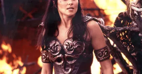 Galerie: Xena měla původně zemřít už v Herkulovi. Jak žije její představitelka dnes a jak se v průběhu let změnila?