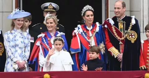 Legendární fotografie z balkonu: Princ George se zapsal do historie, král a královna pozdravili statisíce fanoušků