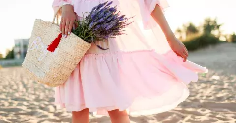 Letní móda 2023: Šaty, které budou slušet i silnějším postavám