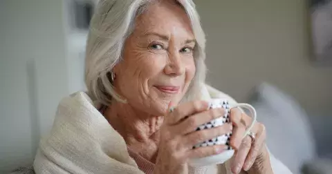 Pro ženy nad 50: Šálek kontryhelového čaje denně dokáže zázraky. Pomáhá s hubnutím nebo ženskými problémy