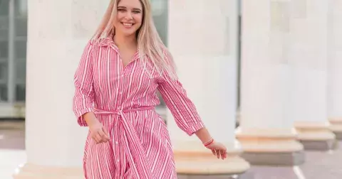 Trendy volné košile a šaty pro plnější postavy: Jak je nosit, abyste si nepřidávala zbytečně kila