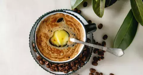 Dietní hit roku 2023: Neprůstřelné kafe. Zázrak na hubnutí, nebo pouhý marketingový tah?