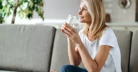 Kolik vody musíte denně vypít, aby šla kila dolů? Nejde jen o množství, ale i správné načasování