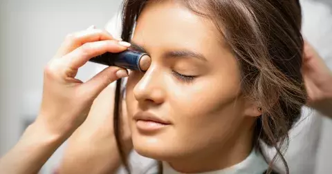 Jak ubrat kila v obličeji: Jde to během chvilky, stačí se jen správně nalíčit