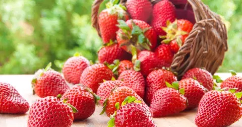 Hit internetu: Osolte jahody a vylezou červi. Miliony lidí na tuto metodu nedá dopustit