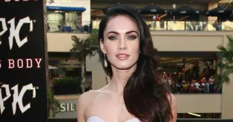 Svůdná Megan Fox má nový účes! Fanouškům se ukázala jako zrzka a nezapomněla sdílel i napěchovaný dekolt