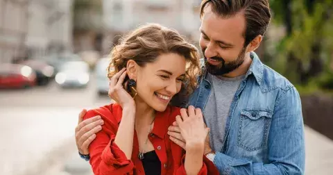 Jaký věkový rozdíl mezi partnery je ten nejlepší? Odborníci mají jasno, kde je strop