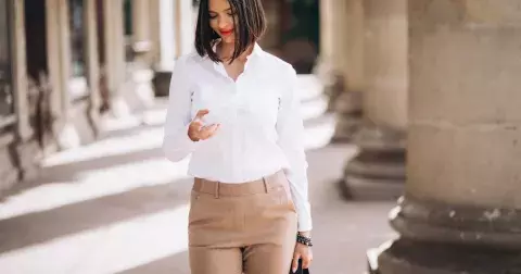 Móda: Trendy kousek 2023, který milujeme. Bílou košili vynesete do kanceláře, k vodě i na svatbu