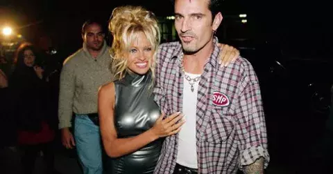 Nejkrásnější účes 90. let je zpátky. Ikonický drdol hvězdy Pobřežní hlídky vás dostane. Potřebujete kulmu a kalhotky