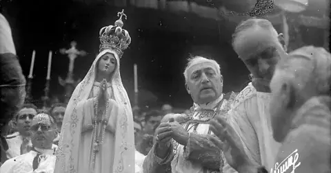 Panna Maria z Fatimy předala poselství třem dětem. Na její zázrak se pak přišlo podívat 70 tisíc lidí