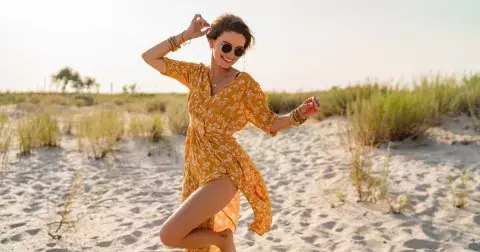 Velká módní galerie: Vyberte si ty nejkrásnější šaty letošního léta. Trendy jsou denim i vzory