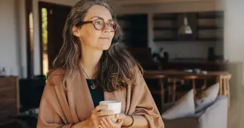 Největší hříchy v oblékání, kterých se dopouští ženy nad 50: Nelichotivé je odhalovat příliš mnoho i nosit nudné kostýmky