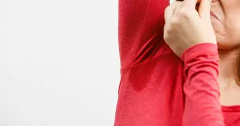 Jaké triky proti nadměrnému pocení skutečně fungují? Dejte (nejen) v létě sbohem nevábným koláčům v podpaží