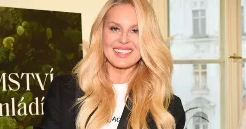 To je změna: Simona Krainová sundala své ikonické dlouhé vlasy a ukázala výrazně kratší sestřih