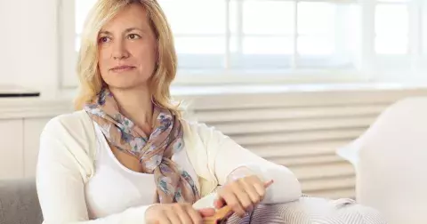 Ženy nad 50 a nadměrné pocení: Důvodem nemusí být vždy menopauza, pomoci vám mohou i bylinky