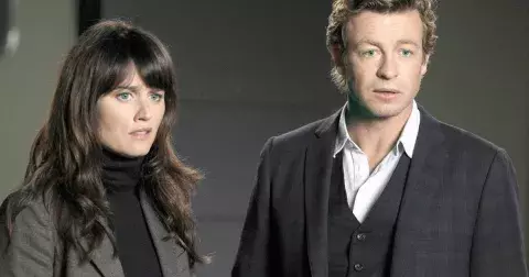 Seriál Mentalista: Hvězdný Patrick Jane se ukázal na pláži. Vousatého staříka byste těžko poznali