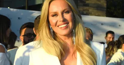 Simona Krainová bez kalhotek. Oslavila půl století, ale do kapsy strčí ženy o desítky let mladší