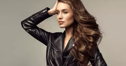 Trendy kabáty a bundy podzimu 2023: Nosí se opět kožené i džínové