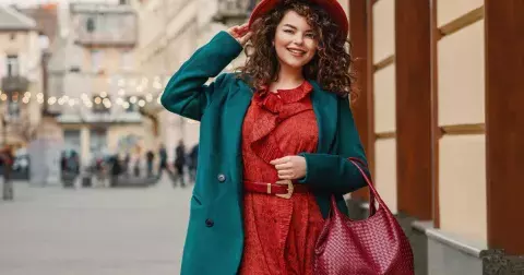 Velká módní galerie: Nejkrásnější podzimní šaty, které budou slušet dámám nad 50