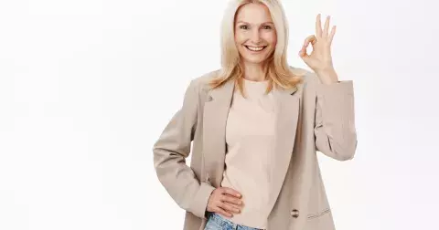 Móda 50+: Poradíme vám, jak vypadat klidně o 10 let mladší. Barvy oblečení mají zásadní vliv