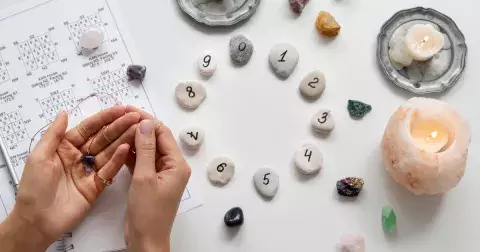 Numerologie minulých životů, která vás ovlivňuje i dnes: Jedničky byly členy královské rodiny, čtyřky vojáci