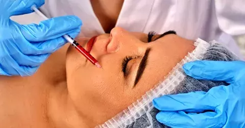 Estetické zákroky po padesátce: Omlazení obličeje laserem nebo mikrojehličkami nebolí a výsledek je přirozený